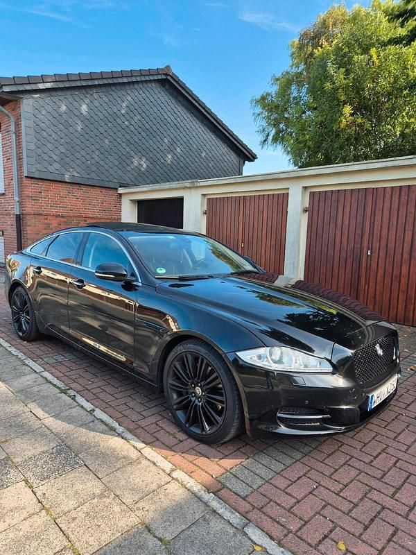 Schwarz Gebraucht 2012 Jaguar XJ Portfolio Limousine | 15.980 € - Bild 1/4