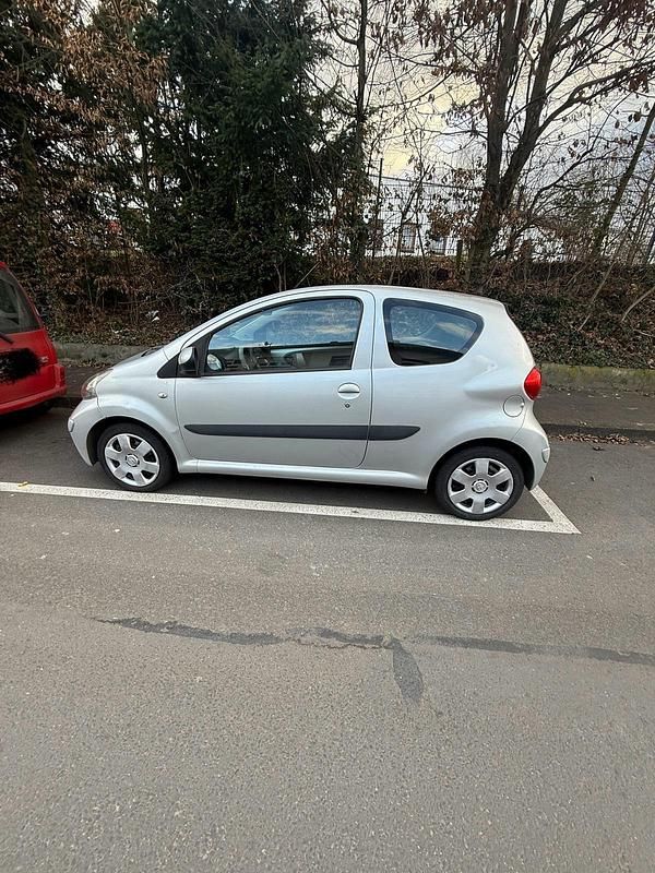 Silber Gebraucht 2007 Toyota Aygo Kleinwagen | 2.299 € (Fairer Preis) - Bild 1/4