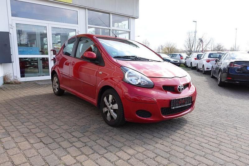 Gebraucht Toyota Aygo 68 PS (50 kW) 2010 Rot Kleinwagen