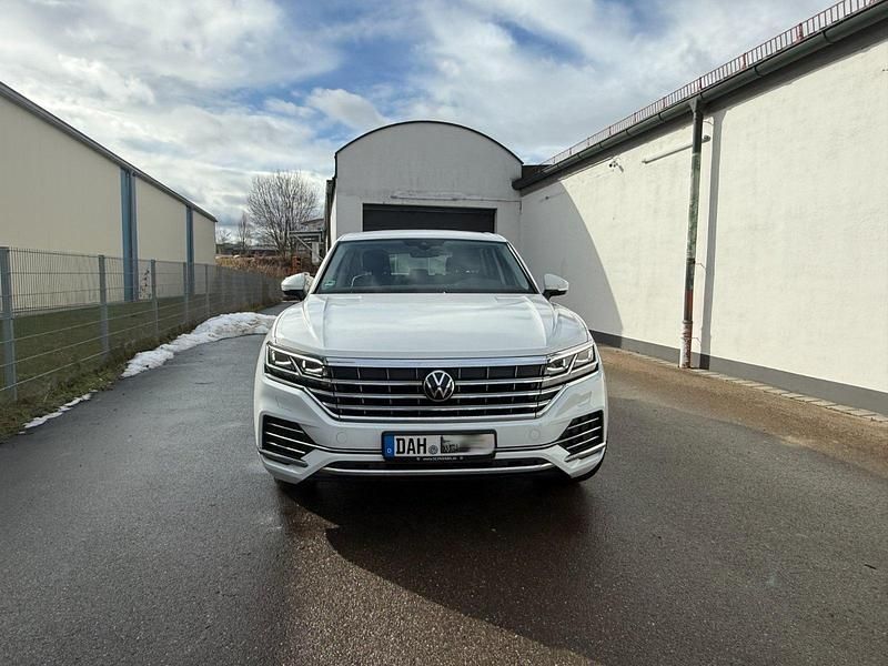 Gebraucht VW Touareg 231 PS (169 kW) 2023 Weiß SUV