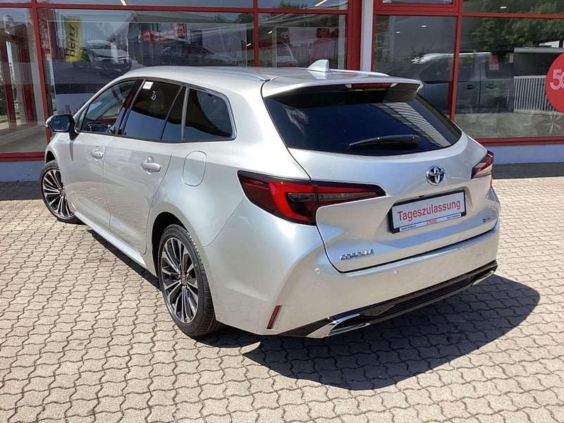 Neu Toyota Corolla 196 PS (144 kW) 2025 Cosmicsilber metallic Kombi