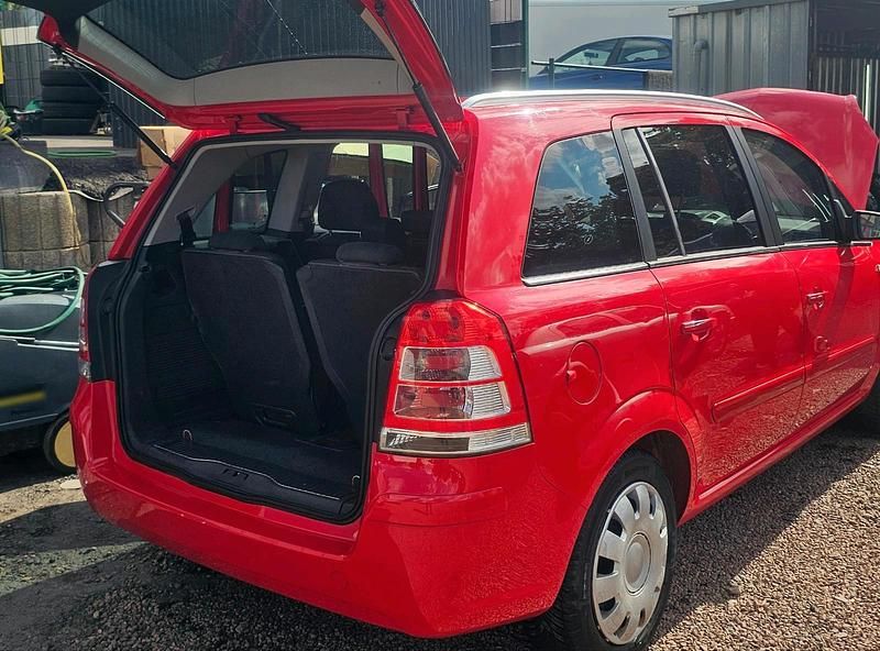 Gebraucht Opel Zafira 140 PS (102 kW) 2010 Rot Van / Kleinbus