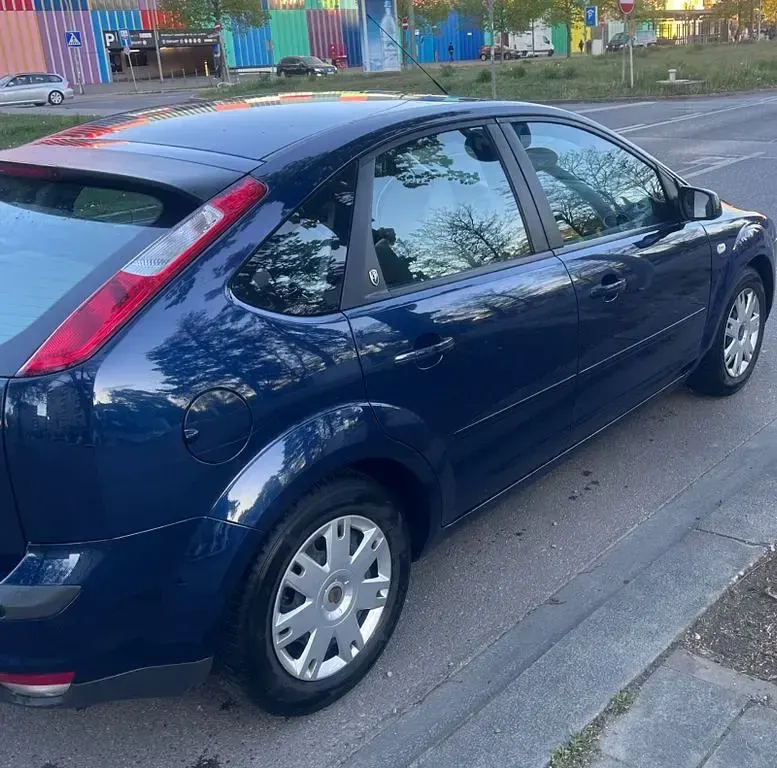 Używany Ford Focus Titanium 116 KM (85 kW) 2005 Niebieski Sedan/Limuzyna
