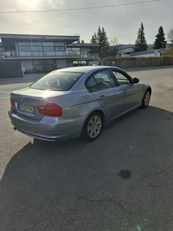 Gebraucht BMW 318 143 PS (105 kW) 2011 Blau Limousine