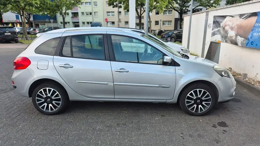 Gebraucht Renault Clio 103 PS (75 kW) 2012 Silber Limousine