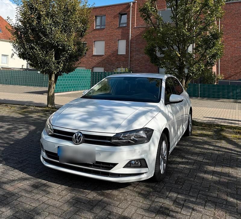 Weiß Gebraucht 2018 VW Polo Beats Kleinwagen | 15.890 € (Fairer Preis) - Bild 1/4