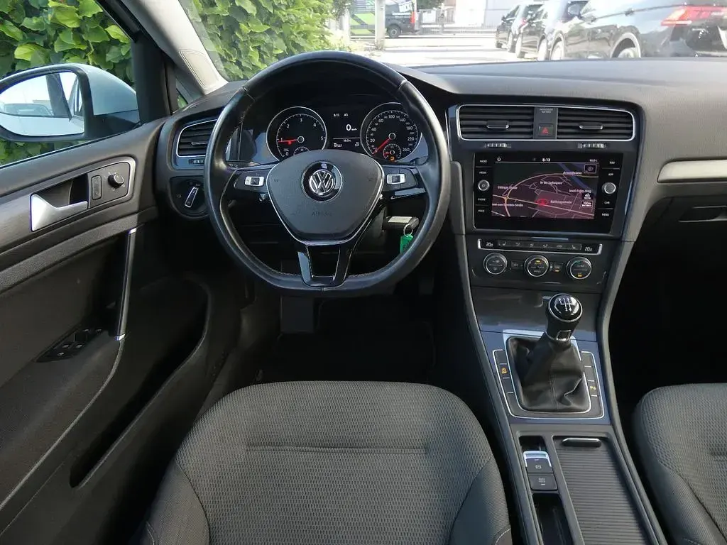 Gebraucht VW Golf VII Comfortline 116 PS (85 kW) 2019 Pure white Limousine