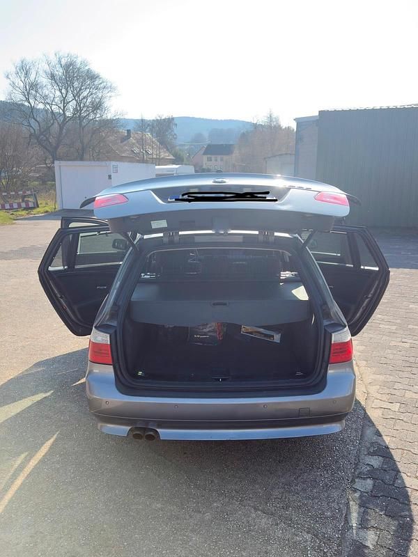 Gebraucht BMW 525 198 PS (145 kW) 2007 Grau Kombi