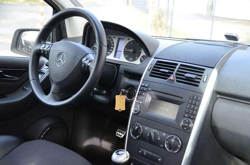Gebraucht Mercedes A200 Sport 140 PS (102 kW) 2009 Kosmosschwarz  metalliclack Kleinwagen