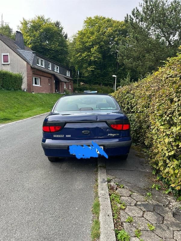 Blau Gebraucht 1999 Renault Mégane Limousine | 900 € (Fairer Preis) - Bild 1/3