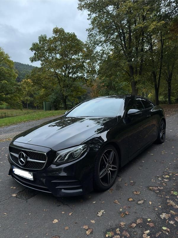 Schwarz Gebraucht 2019 Mercedes E220 AMG line Coupé | 29.900 € - Bild 1/4