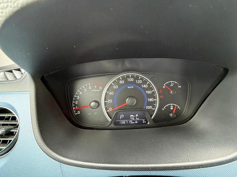 Gebraucht Hyundai i10 84 PS (61 kW) 2015 Weiß Kleinwagen