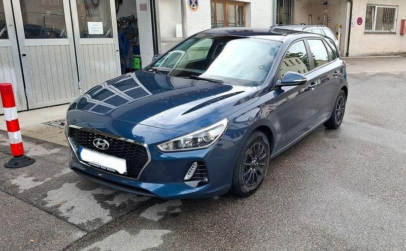 Blau Gebraucht 2017 Hyundai i30 Select Limousine | 10.100 € (Teuer) - Bild 1/4