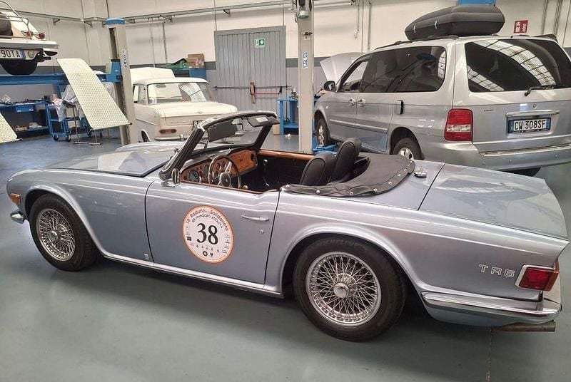 Grau Gebraucht 1972 Triumph TR6 Cabrio | 16.000 € - Bild 1/4