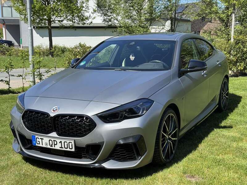 Grau Gebraucht 2023 BMW M235 Comfort Edition Limousine | 39.500 € (Fairer Preis) - Bild 1/4