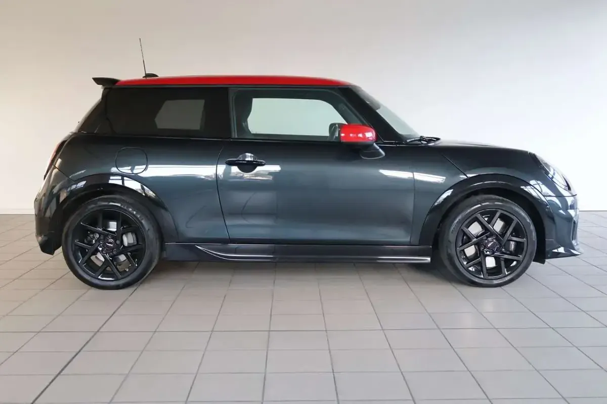 Używany Mini John Cooper Works 187 KM (137 kW) 2024 Czarny Hatchback
