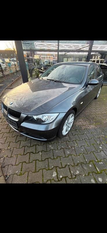 Gebraucht BMW 320 150 PS (110 kW) 2007 Grau Limousine