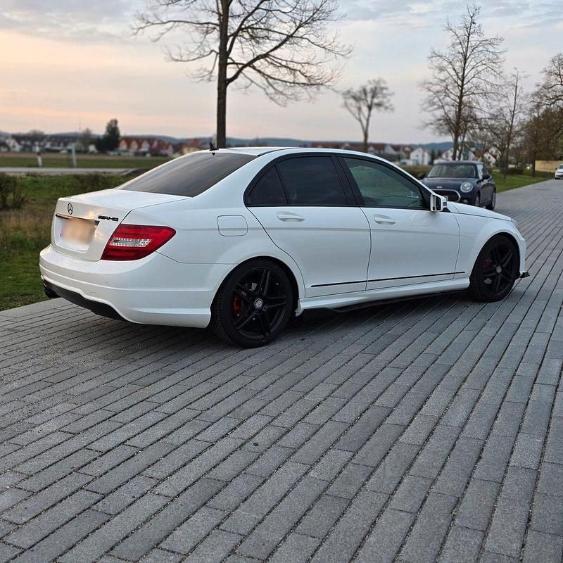 Gebraucht Mercedes C180 AMG line 156 PS (114 kW) 2014 Weiß Limousine
