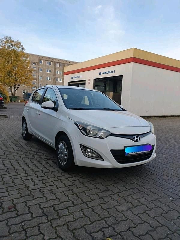 Weiß Gebraucht 2013 Hyundai i20 Kleinwagen | 6.899 € (Fairer Preis) - Bild 1/4