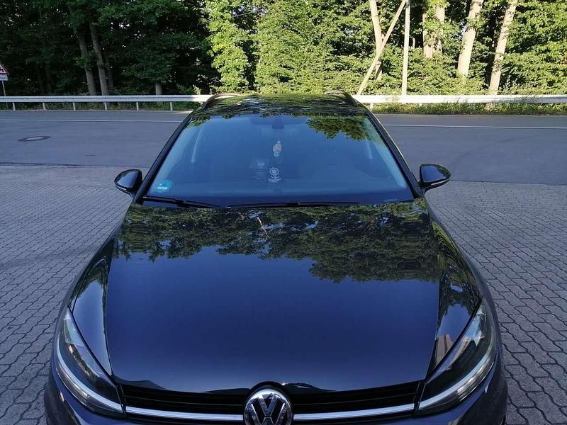 Grau Gebraucht 2019 VW Golf VII Highline Kombi | 11.200 € (Fairer Preis) - Bild 1/4