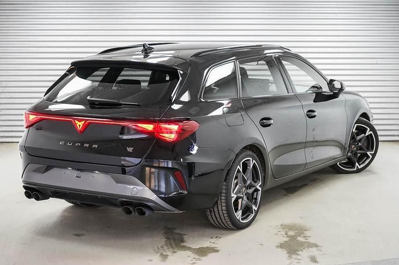 Gebraucht Cupra Leon VZ 333 PS (244 kW) 2025 Midnight black metallic (0e) Kombi