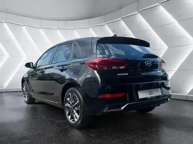 Neu Hyundai i30 Advantage 101 PS (74 kW) 2025 Schwarz Limousine