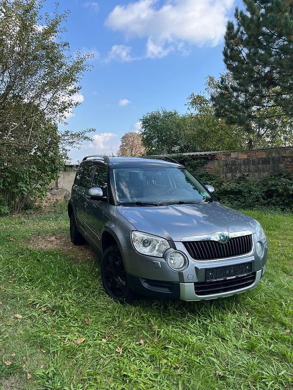 Grau Gebraucht 2012 Skoda Yeti SUV | 5.300 € (Guter Preis) - Bild 1/4