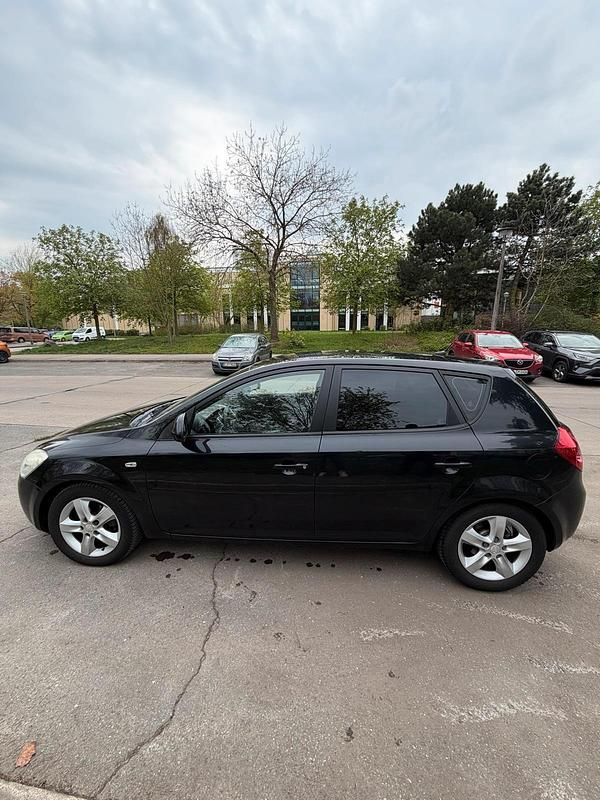 Używany Kia Ceed 140 KM (102 kW) 2008 Czarny Hatchback