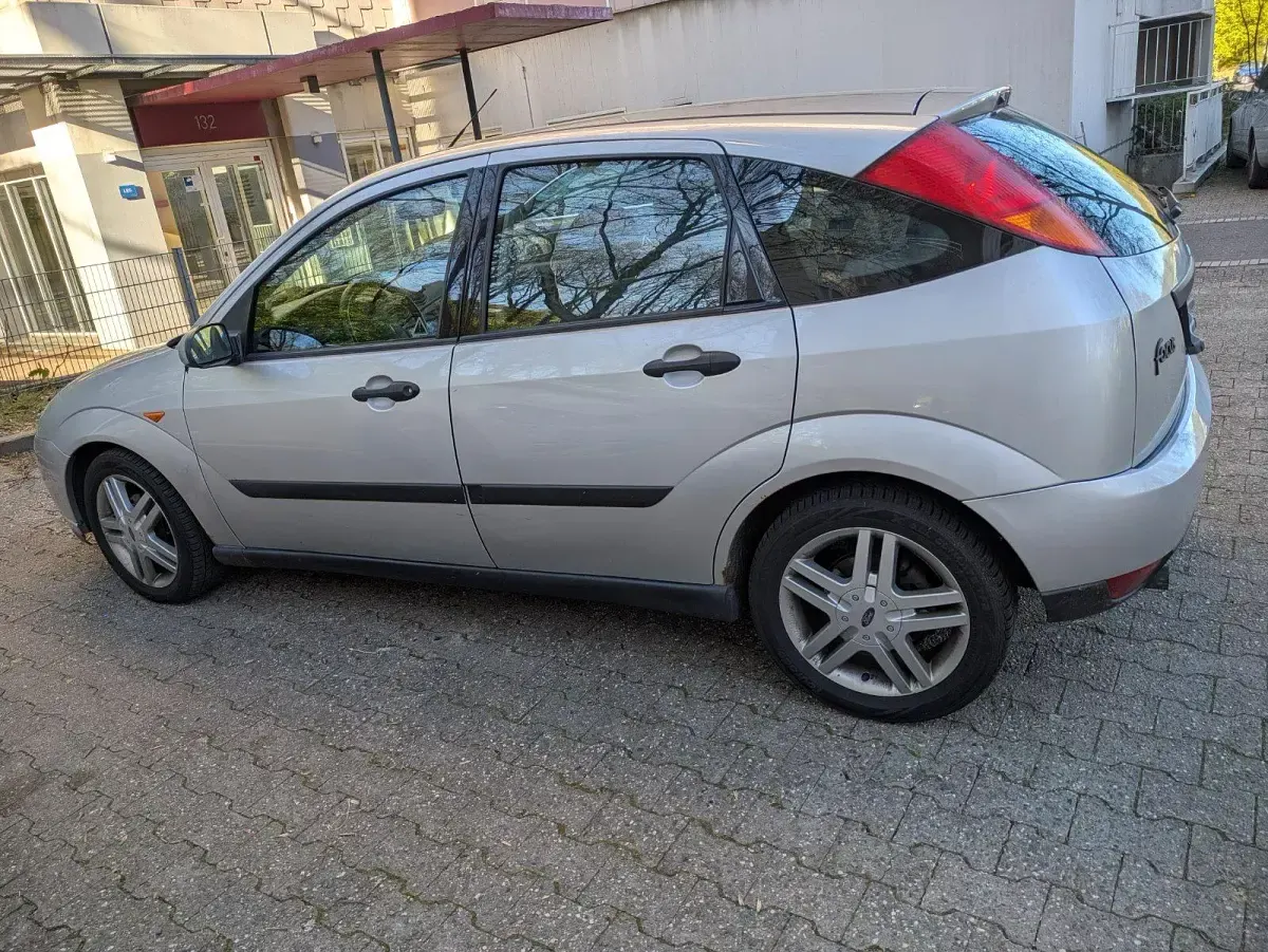 Gebraucht Ford Focus 115 PS (84 kW) 2001 Silber Limousine