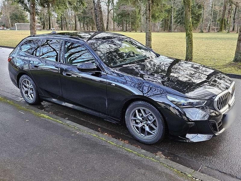 Schwarz Gebraucht 2024 BMW 520 M Sport Kombi | 46.000 € (Superpreis) - Bild 1/4