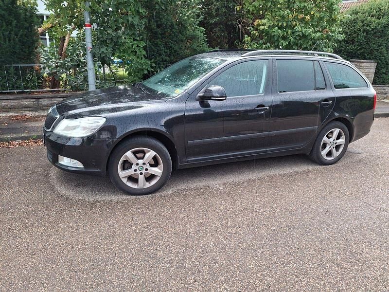 Schwarz Gebraucht 2012 Skoda Octavia Family Kombi | 2.700 € (Superpreis) - Bild 1/4