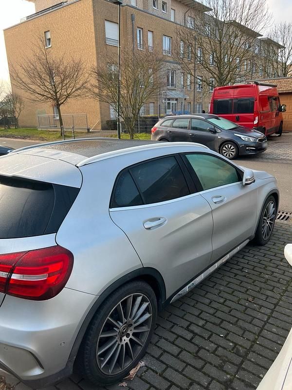 Gebraucht Mercedes GLA250 211 PS (155 kW) 2018 Grau SUV