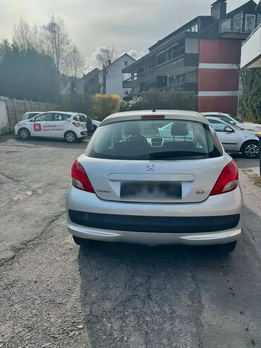 Gebraucht Peugeot 207 95 PS (69 kW) 2011 Silber Kleinwagen
