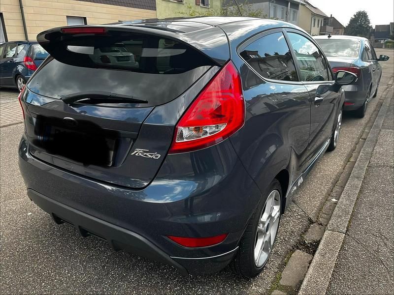 Gebraucht Ford Fiesta 97 PS (71 kW) 2011 Grau Kleinwagen