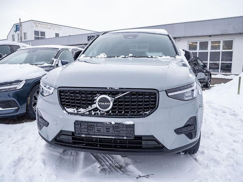 Neu Volvo XC40 Plus 163 PS (119 kW) 2025 Vapour grey SUV