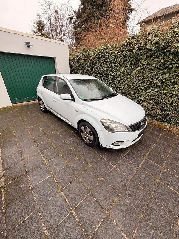 Gebraucht Kia Ceed 90 PS (66 kW) 2011 Weiß Kleinwagen