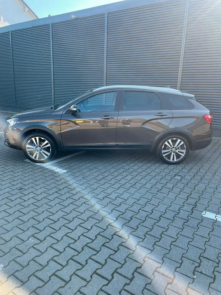 Gebraucht Lada Vesta 109 PS (80 kW) 2018 Braun Kombi