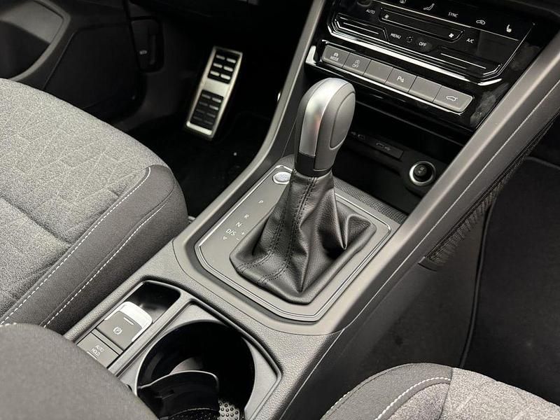 Gebraucht VW Touran Move 150 PS (110 kW) 2025 Grau Van / Kleinbus