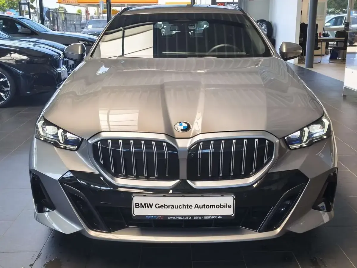 Gebraucht BMW 520 M Sport 208 PS (152 kW) 2026 Oxidgrau ii Kombi