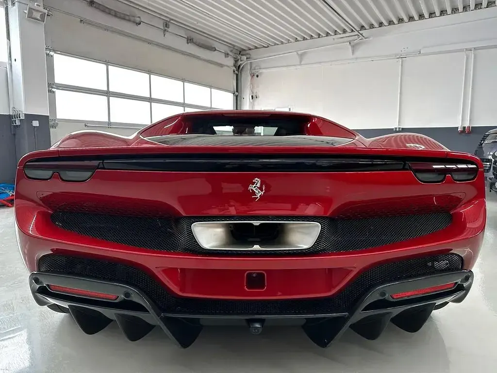 Gebraucht Ferrari 296 829 PS (609 kW) 2023 Rot