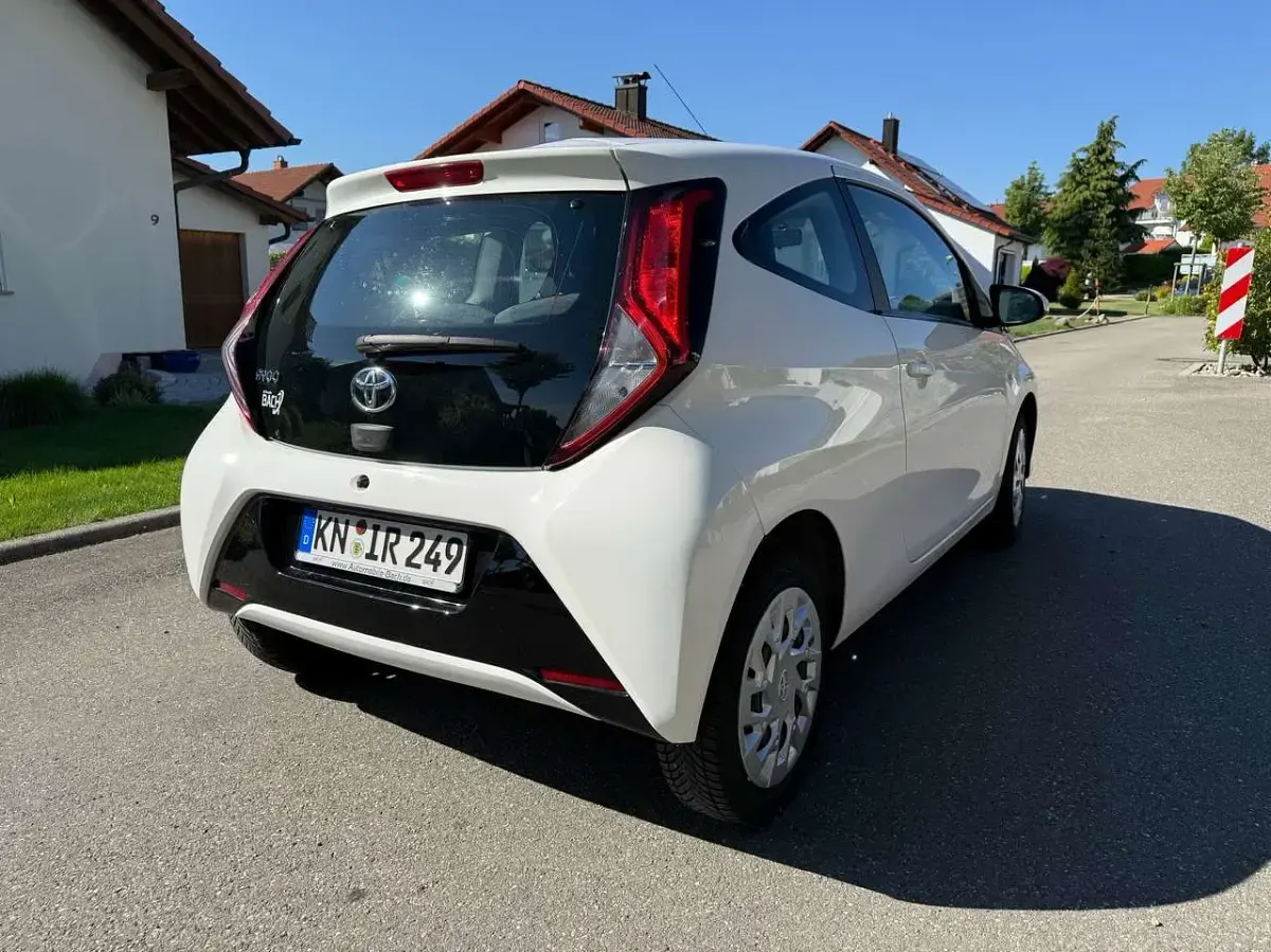 Gebraucht Toyota Aygo Play 72 PS (52 kW) 2018 Weiß Kleinwagen