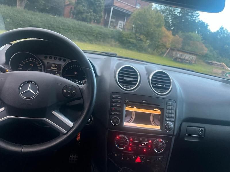 Gebraucht Mercedes ML320 224 PS (164 kW) 2009 Schwarz SUV