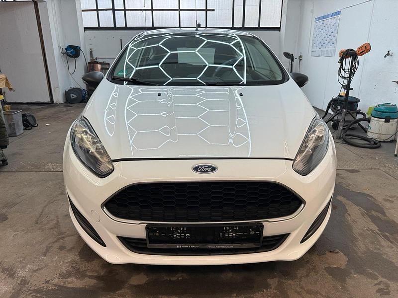 Gebraucht Ford Fiesta 60 PS (44 kW) 2017 Weiß Kleinwagen