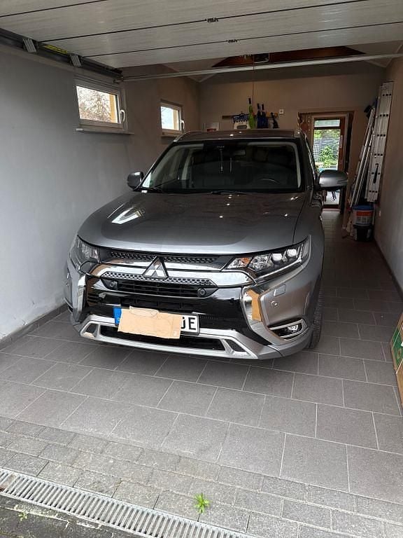 Grau Gebraucht 2020 Mitsubishi Outlander P-HEV SUV | 22.500 € (Fairer Preis) - Bild 1/4
