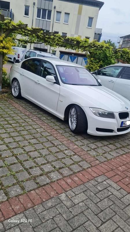 Weiß Gebraucht 2011 BMW 316 Sport Line Limousine | 6.700 € (Fairer Preis) - Bild 1/4
