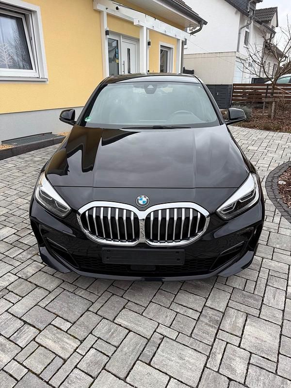 Schwarz Gebraucht 2021 BMW 118 M Sport Kleinwagen | 19.750 € (Guter Preis) - Bild 1/4