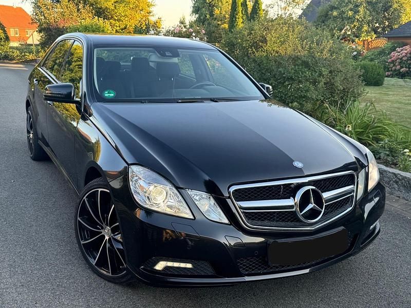 Schwarz Gebraucht 2009 Mercedes E220 Avantgarde Limousine | 6.990 € (Superpreis) - Bild 1/4