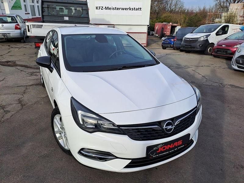 Weiß Gebraucht 2021 Opel Astra Edition Limousine | 9.900 € (Fairer Preis) - Bild 1/4