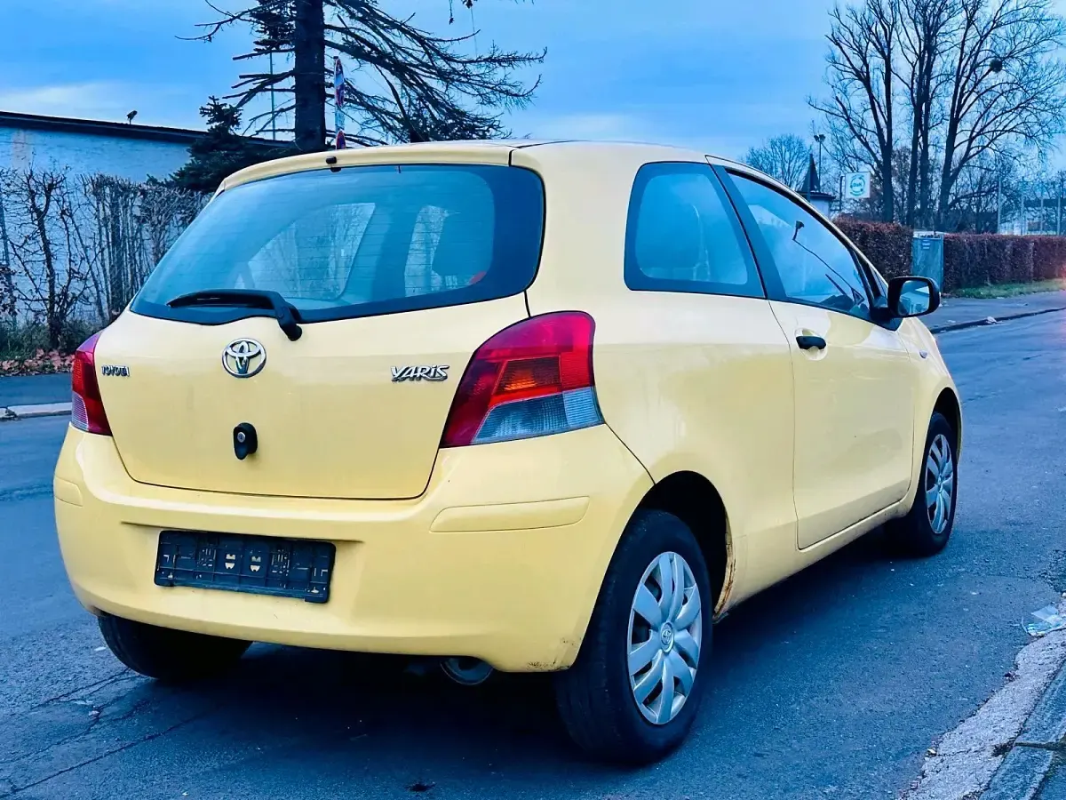 Gebraucht Toyota Yaris Basis 69 PS (50 kW) 2009 Gelb Kleinwagen