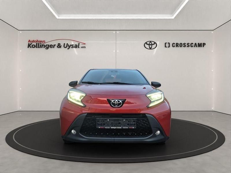 Gebraucht Toyota Aygo X Comfort 72 PS (52 kW) 2022 Chili red perleffekt/ night sky black SUV